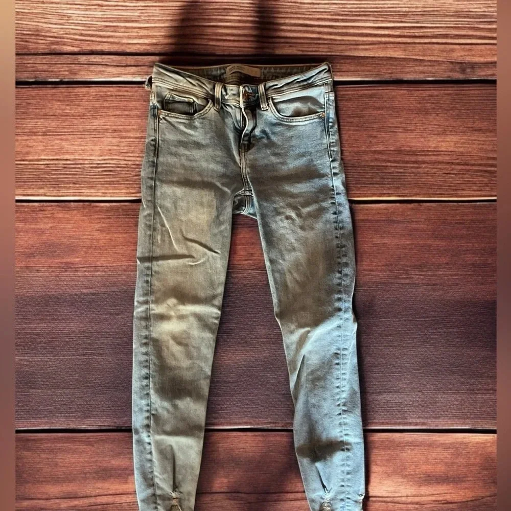 Zara distressed skinny jeans - size 2 (A1) - Picture 1 of 5